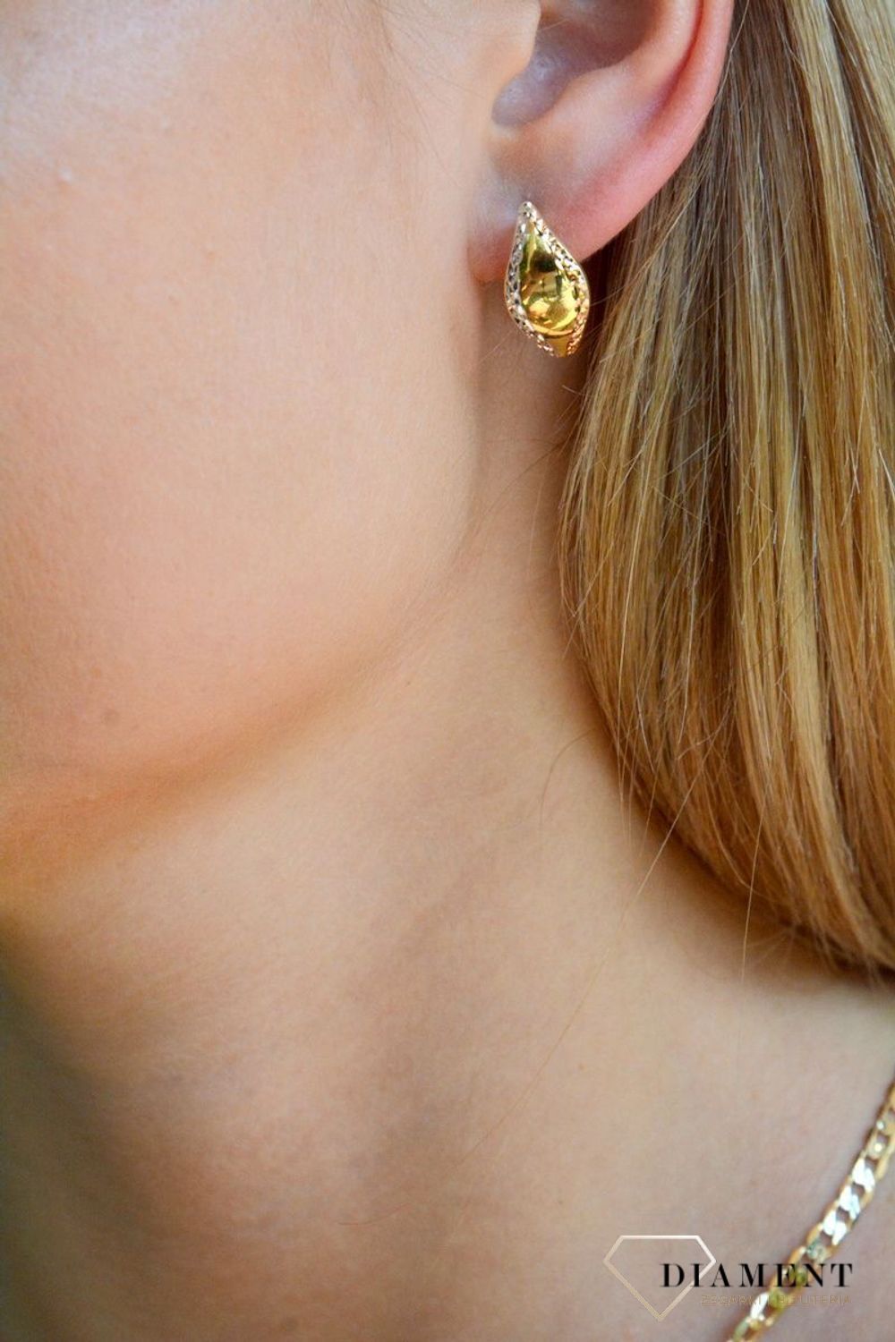 Złote kolczyki damskie 375 klasyczne z ozdobnym grawerowaniem KL 2825 375.jpg